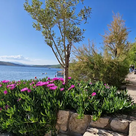 Valja - 55m2 - Sea View - Garden - Grill Apartment